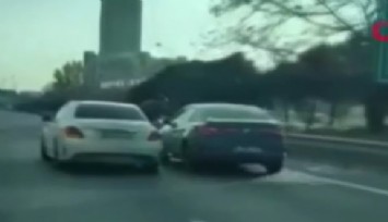 Trafik magandası seyir halinde başka bir araca saldırdı