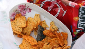 Cips paketinin içinden fare çıkınca şok oldular