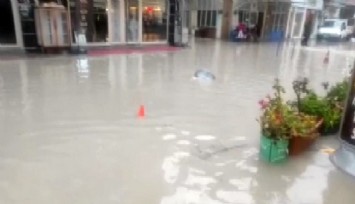 Yarım saat yağmur yağdı, iş yerlerini su bastı  