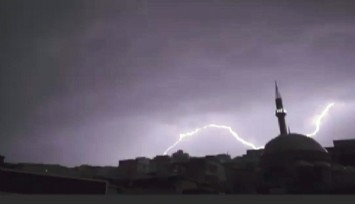 İzmir’de şimşekler görsel şölen oluşturdu  