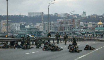 Ukrayna askerleri Kiev’de Rusya ordusunun girişini bekliyor