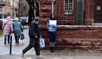 Ukrayna’nın Lviv kentinde casus şüphelisi direğe bağlandı