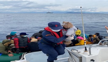 Geri itilen 77 düzensiz göçmen kurtarıldı