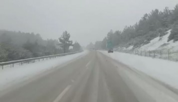 Çeşme Otoyolu’nda kar nedeniyle ulaşım durdu