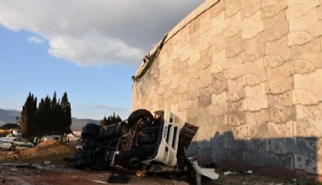 İzmir'de korkunç kaza: Kamyonla 20 metreden düşen sürücü yaşamını yitirdi  