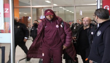 Galatasaray,  olumsuz hava şartları nedeniyle İstanbul yerine İzmir’e indi  