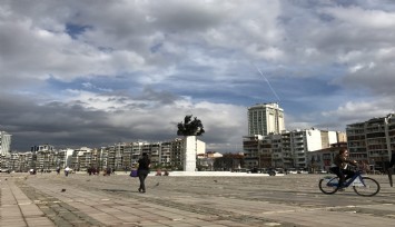 İzmir’de hava parçalı bulutlu