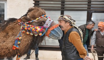 Menemen'de folklorik deve gösterisi heyecanı