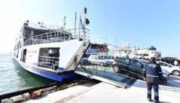 İzmir'de arabalı vapur seferlerine fırtına engeli