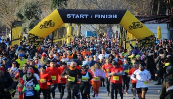 Efes Ultra Maratonu’ndan barış mesajı:  Yüzlerce sporcu dünya mirasını koşarak keşfetti  