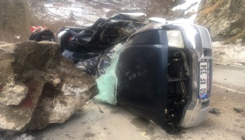 Yoldan geçen aracın üzerine düşen kaya parçası 4 can aldı