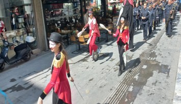 İzmir'de Dünya Tiyatro Günü coşkuyla kutlandı