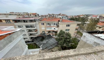 Manisa'da çatılar uçtu, camlar kırıldı