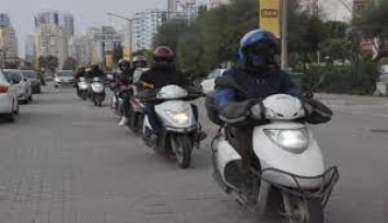 İzmir Valiliğinden fırtına nedeniyle motosiklet, scooteer ve motorlu kuryelere iki gün trafik yasağı