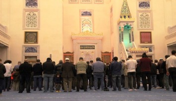 İzmir'de Ramazan ayının ilk teravihi iki yıl aradan sonra kılındı  