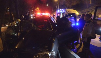 İzmir’de sıkıştırılan araç ağaca çarptı: 2 yaralı  