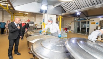 Başkan Soyer aşevini ziyaret etti, dayanışma çağrısı yaptı