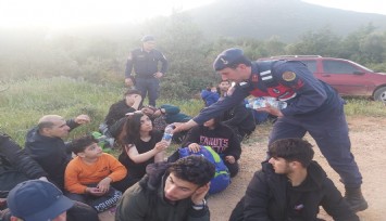 İzmir'de jandarmadan göçmen operasyonu: 12 insan kaçakçısı yakalandı
