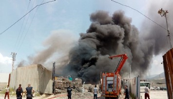 İzmir'de geri dönüşüm tesisinde büyük yangın