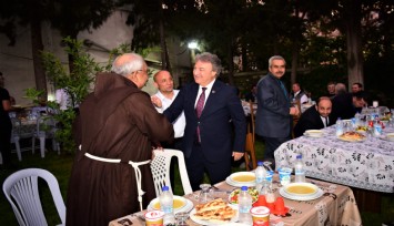 Bornova’da örnek birlik: Başkan İduğ önce camii ardından kilise iftarında   