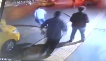 İzmir’de film gibi aksiyon: Taksiyi kaçırdı, 5 araca çarptı: 2 yaralı  