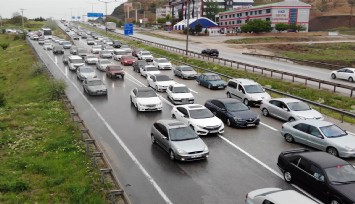 Bayram dönüşleri nedeniyle 43 ilin geçiş güzergahında trafik durma noktasına geldi