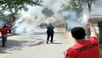 Manisa'da sis bombası taraftarın elinde patladı