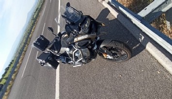 Motosikletiyle bariyerlere çarpıp savruldu