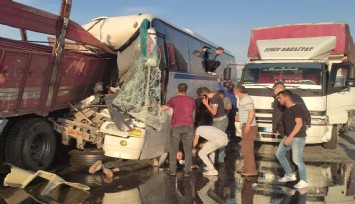 Manisa'da facia! İşçi servisi ve demir yüklü tır çarpışınca 1 kişi öldü, 29 kişi de yaralandı