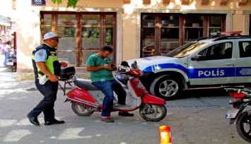 Çeşme çarşısında trafik denetimi