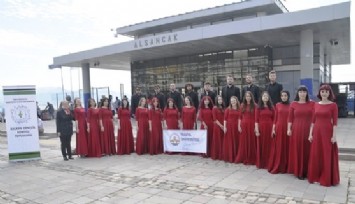 İzmir müzik nağmeleriyle şenlendi: Üniversite öğrencilerinin sokak konserleri büyük ilgi gördü