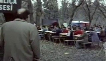 Hababam sınıfındaki o sahne İzmir’de gerçek oldu: Öğrenci ve öğretmenler dersteyken haciz nedeniyle kapının önüne konuldu 