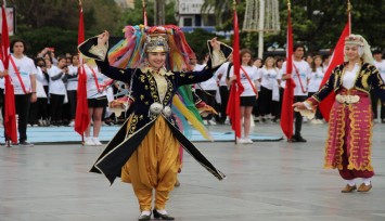 19 Mayıs İzmir'de coşkuyla kutlandı