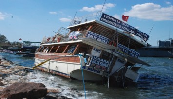 İzmir'de şiddetli rüzgar tekneyi devirdi