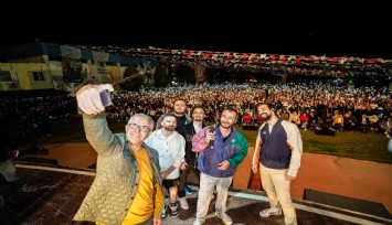 Gaziemir'de konserle, folklorla kutlama