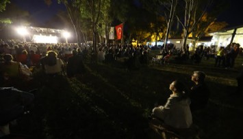 Pamucak Sahili'nde tiyatro sahnesi