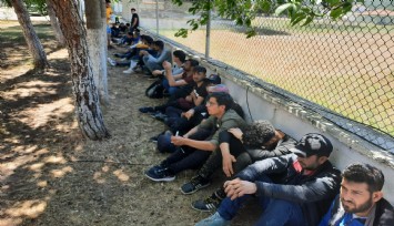 İzmir'de 237 düzensiz göçmen ile 10 insan kaçakçısı yakalandı
