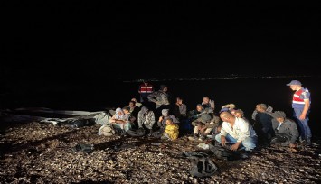 Çeşme'de kıyıya bırakılmış 20 düzensiz göçmen tespit edildi