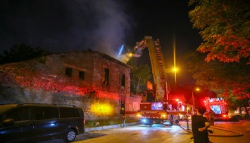 İzmir'de tarihi binadan yangın