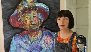 Sanatçı robot, Kraliçe Elizabeth’in portresini yaptı