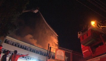 İzmir'de okulun çatısı alev alev yandı