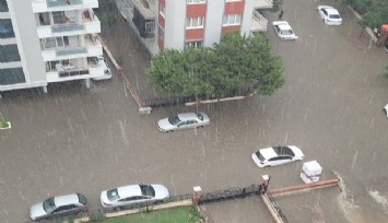 Aydın'ı sağanak vurdu: Karayolu ulaşıma kapandı, binalar sular altında kaldı  