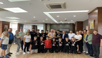 Menemen'de şampiyonlara coşkulu karşılama