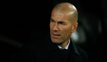 Zinedine Zidane serveti elinin tersiyle itti