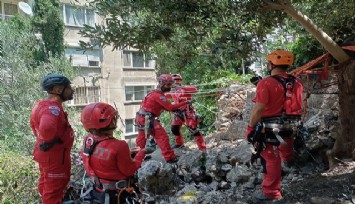 Konak Belediyesi ve AKUT’tan ortak operasyon: Apartmanın üzerine devrilen ağaç kaldırıldı