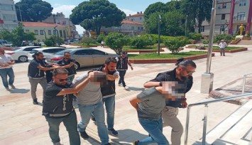 Kovalamacada yere döktükleri 1 kilo uyuşturucu ile yakalandılar