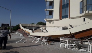 Çeşme'de yürekleri ağza getiren anlar: Otelin terası çöktü 