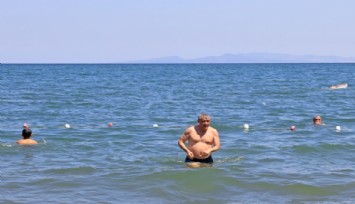 Başkan İnce İzmir Körfezi’nin ilk “mavi bayraklı” plajında vatandaşlarla denize girdi