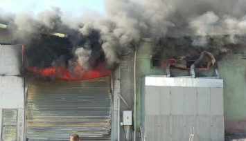 Uşak'ta tekstil fabrikasında korkutan yangın