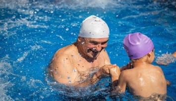 7 portatif havuz birden açıldı: İzmirli minikler için yüzme eğitimi başladı